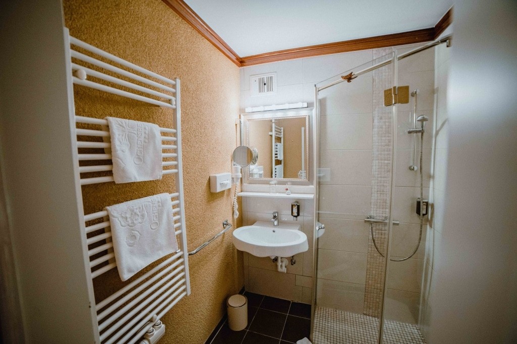 Bad in den Raabtal-Einzelzimmern und Genießer-Erdgeschoßzimmern
